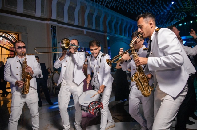 Canlı vokal və alətlər — band qrupu