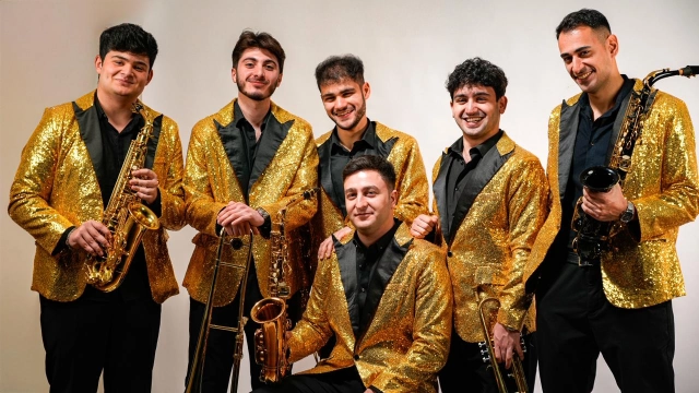 Band qrupu — toy zalı çıxışı