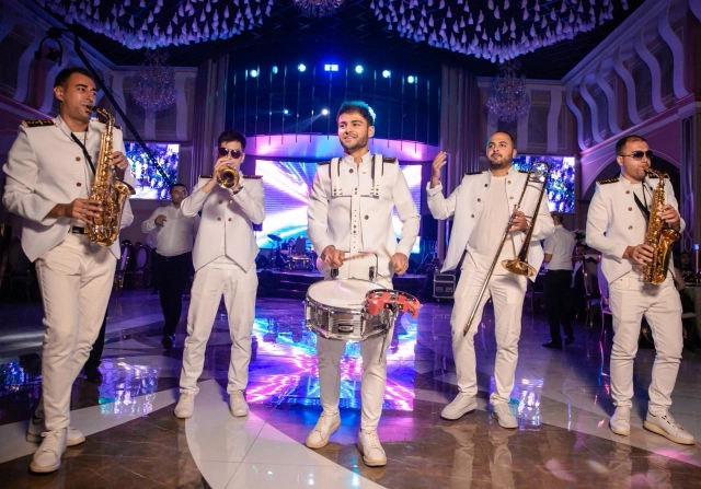 Bakıda toy band qrupu — Falcon Wedding canlı səhnə çıxışı